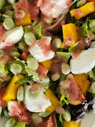 Przerywany post (Intermittent Fasting) nie jest z definicji szkodliwy dla kobiet w okresie okołomenopauzalnym, jednak jego skuteczność i tolerancja mogą różnić się w zależności od wieku oraz indywidualnych cech organizmu.

U kobiet w okresie perimenopauzy dochodzi do spadku poziomu estrogenów, co wiąże się ze zmianami w gospodarce energetycznej, większą tendencją do gromadzenia tkanki tłuszczowej w okolicy brzucha oraz utraty masy mięśniowej. ​Spadek estrogenów pogarsza wrażliwość tkanek na insulinę a kobiety zaczynają gorzej tolerować węglowodany.

Z tego względu strategie żywieniowe, które sprawdzały się w wieku 20, 30 czy nawet 40 lat, nie zawsze przynoszą takie same efekty w wieku lat 50 i później. W okresie menopauzy szczególnie ważna staje się odpowiednia podaż białka, a wielu ekspertów zaleca spożywanie większej jego ilości niż normy populacyjne.

U kobiet zbliżających się do 50tki zbyt długi post, a zwłaszcza pomijanie śniadania, może powodować coraz większy wzrost tego hormonu stresu. Przewlekły głód w połączeniu z brakiem snu, intensywnym treningiem i stresem drastycznie podnosi poziom kortyzolu. Wysoki kortyzol to z kolei sygnał dla organizmu do blokowania redukcji i gromadzenia tkanki tłuszczowej na brzuchu.

Najważniejsze jest dopasowanie sposobu odżywiania do wieku, stanu zdrowia, poziomu aktywności fizycznej i samopoczucia. Szczególnie korzystne wydają się: odpowiednia podaż białka, regularna aktywność siłowa, wystarczająca ilość snu, kontrola stresu oraz dieta dostarczająca wszystkich niezbędnych składników odżywczych.

Większość kobiet w okolicach 50 roku życia, z którymi pracuję, nie spożywa wystarczającej ilości białka, aby wspierać swoje zdrowie, sylwetkę i prawidłowe funkcjonowanie organizmu. Wiele kobiet próbuje stosować strategie żywieniowe popularne wśród mężczyzn, zapominając, że kobiecy organizm ma odmienną gospodarkę hormonalną i może inaczej reagować na te same metody żywieniowe.

Edukacja o tym, że kobiecy metabolizm potrzebuje odżywienia i poczucia bezpieczeństwa (niskiego kortyzolu), a nie permanentnego stresu i restrykcji, to klucz do sukcesu w opiece dietetycznej nad pacjentkami 45+.

#menopauzawzdrowiu #kobieta #zdrowenawyki

Pr