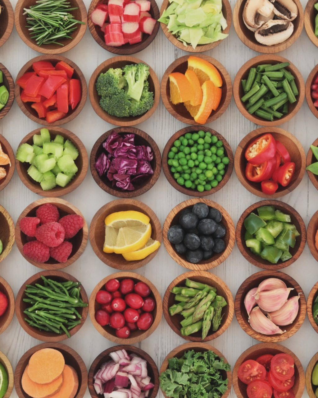 🥬Twoje ciało codziennie wysyła sygnały w postaci jakości trawienia, poziomu energii, nastroju czy kondycji skóry. Czasem jednak trudno je odczytać. Dieta eliminacyjna w medycynie funkcjonalnej to narzędzie, które pozwala zrozumieć reakcje organizmu na spożywane jedzenie i przywrócić równowagę całego organizmu.

🥑Niektóre pokarmy mogą wywoływać reakcje opóźnione nawet o kilka godzin lub dni. Typowe objawy nietolerancji lub nadwrażliwości pokarmowej to: problemy trawienne, wzdęcia, bóle brzucha, głowy, zmęczenie, wahania nastroju czy problemy skórne.

🥒Dieta eliminacyjna składa się z dwóch etapów:

🍐1. Fazy eliminacji, w której należy usunąć z diety problematyczne produkty, które najczęściej wywołują reakcje. Są nimi: gluten, nabiał, alkohol, kawa, czarna herbata, czekolada, kukurydza, soja i produkty z soją, jaja, orzechy, owoce morza, przetworzone mięso, wieprzowinę, przetworzone gotowe produkty, rafinowane cukry, tłuszcze trans, produkty pochodzenia odzwierzęcego karmionego zbożami, energetyki. To czas, aby jelita i układ odpornościowy odpoczęły i zregenerowały się.

🫑2. Faza reintrodukcji, gdzie stopniowo należy wprowadzać pojedyncze produkty jeden po drugim, obserwując, które z nich powodują objawy, a które są bezpieczne. To etap, który uczy słuchania swojego ciała.

🥦Dieta eliminacyjna nie jest dietą odchudzającą. Utrata wagi może nastąpić, gdy organizm zaczyna się regenerować. Najważniejsze jest przestrzeganie listy dozwolonych produktów w fazie eliminacji i obserwacja reakcji organizmu w fazie reintrodukcji.

🍏Dieta eliminacyjna jest bardzo przydatnym narzędziem w przypadku problemów zdrowotnych, które są trudne do zdiagnozowania. Okazuje się bowiem, że może przywrócić równowagę w całym organizmie.

🫛Ponieważ jest ona okresowa, nie stanowi dużego wyzwania. Ale jej powodzenie zależy od skrupulatnego przestrzegania zaleceń. Warto ją przeprowadzać pod okiem doświadczonego specjalisty.

🍋‍🟩Na stronie www.dietetyka-holistyczna.pl w zakładce Aktualności, pojawił się mój najnowszy artykuł na temat diety eliminacyjnej. Zapraszam do lektury, a w razie pytań do kontaktu.

#dietetykaholistyczna #dietaeliminacyjna
#zdrowenawyki #zdroweodżywianie #detoks