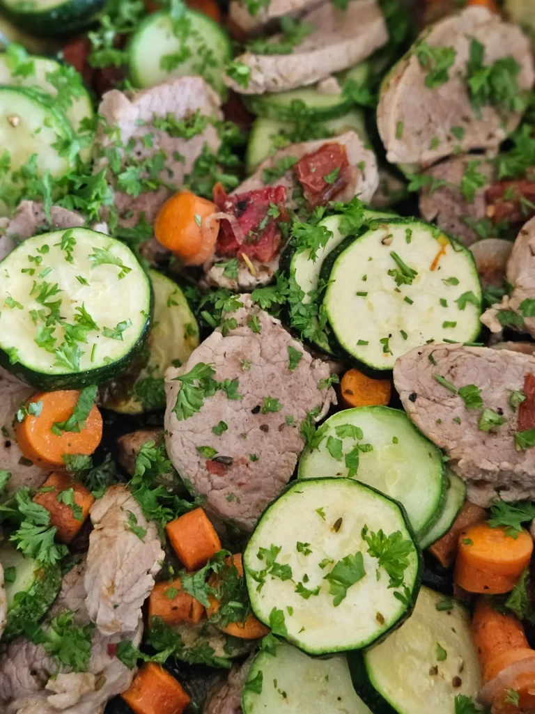 Przerywany post (Intermittent Fasting) nie jest z definicji szkodliwy dla kobiet w okresie okołomenopauzalnym, jednak jego skuteczność i tolerancja mogą różnić się w zależności od wieku oraz indywidualnych cech organizmu.

U kobiet w okresie perimenopauzy dochodzi do spadku poziomu estrogenów, co wiąże się ze zmianami w gospodarce energetycznej, większą tendencją do gromadzenia tkanki tłuszczowej w okolicy brzucha oraz utraty masy mięśniowej. ​Spadek estrogenów pogarsza wrażliwość tkanek na insulinę a kobiety zaczynają gorzej tolerować węglowodany.

Z tego względu strategie żywieniowe, które sprawdzały się w wieku 20, 30 czy nawet 40 lat, nie zawsze przynoszą takie same efekty w wieku lat 50 i później. W okresie menopauzy szczególnie ważna staje się odpowiednia podaż białka, a wielu ekspertów zaleca spożywanie większej jego ilości niż normy populacyjne.

U kobiet zbliżających się do 50tki zbyt długi post, a zwłaszcza pomijanie śniadania, może powodować coraz większy wzrost tego hormonu stresu. Przewlekły głód w połączeniu z brakiem snu, intensywnym treningiem i stresem drastycznie podnosi poziom kortyzolu. Wysoki kortyzol to z kolei sygnał dla organizmu do blokowania redukcji i gromadzenia tkanki tłuszczowej na brzuchu.

Najważniejsze jest dopasowanie sposobu odżywiania do wieku, stanu zdrowia, poziomu aktywności fizycznej i samopoczucia. Szczególnie korzystne wydają się: odpowiednia podaż białka, regularna aktywność siłowa, wystarczająca ilość snu, kontrola stresu oraz dieta dostarczająca wszystkich niezbędnych składników odżywczych.

Większość kobiet w okolicach 50 roku życia, z którymi pracuję, nie spożywa wystarczającej ilości białka, aby wspierać swoje zdrowie, sylwetkę i prawidłowe funkcjonowanie organizmu. Wiele kobiet próbuje stosować strategie żywieniowe popularne wśród mężczyzn, zapominając, że kobiecy organizm ma odmienną gospodarkę hormonalną i może inaczej reagować na te same metody żywieniowe.

Edukacja o tym, że kobiecy metabolizm potrzebuje odżywienia i poczucia bezpieczeństwa (niskiego kortyzolu), a nie permanentnego stresu i restrykcji, to klucz do sukcesu w opiece dietetycznej nad pacjentkami 45+.

#menopauzawzdrowiu #kobieta #zdrowenawyki

Pr