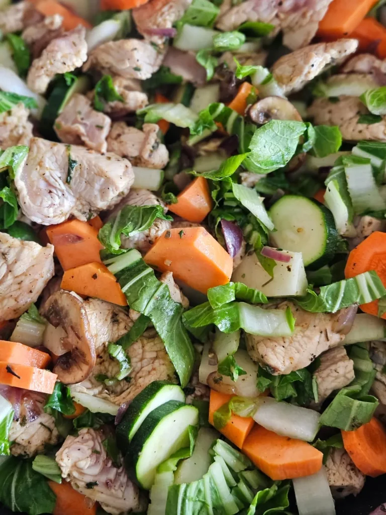 Przerywany post (Intermittent Fasting) nie jest z definicji szkodliwy dla kobiet w okresie okołomenopauzalnym, jednak jego skuteczność i tolerancja mogą różnić się w zależności od wieku oraz indywidualnych cech organizmu.

U kobiet w okresie perimenopauzy dochodzi do spadku poziomu estrogenów, co wiąże się ze zmianami w gospodarce energetycznej, większą tendencją do gromadzenia tkanki tłuszczowej w okolicy brzucha oraz utraty masy mięśniowej. ​Spadek estrogenów pogarsza wrażliwość tkanek na insulinę a kobiety zaczynają gorzej tolerować węglowodany.

Z tego względu strategie żywieniowe, które sprawdzały się w wieku 20, 30 czy nawet 40 lat, nie zawsze przynoszą takie same efekty w wieku lat 50 i później. W okresie menopauzy szczególnie ważna staje się odpowiednia podaż białka, a wielu ekspertów zaleca spożywanie większej jego ilości niż normy populacyjne.

U kobiet zbliżających się do 50tki zbyt długi post, a zwłaszcza pomijanie śniadania, może powodować coraz większy wzrost tego hormonu stresu. Przewlekły głód w połączeniu z brakiem snu, intensywnym treningiem i stresem drastycznie podnosi poziom kortyzolu. Wysoki kortyzol to z kolei sygnał dla organizmu do blokowania redukcji i gromadzenia tkanki tłuszczowej na brzuchu.

Najważniejsze jest dopasowanie sposobu odżywiania do wieku, stanu zdrowia, poziomu aktywności fizycznej i samopoczucia. Szczególnie korzystne wydają się: odpowiednia podaż białka, regularna aktywność siłowa, wystarczająca ilość snu, kontrola stresu oraz dieta dostarczająca wszystkich niezbędnych składników odżywczych.

Większość kobiet w okolicach 50 roku życia, z którymi pracuję, nie spożywa wystarczającej ilości białka, aby wspierać swoje zdrowie, sylwetkę i prawidłowe funkcjonowanie organizmu. Wiele kobiet próbuje stosować strategie żywieniowe popularne wśród mężczyzn, zapominając, że kobiecy organizm ma odmienną gospodarkę hormonalną i może inaczej reagować na te same metody żywieniowe.

Edukacja o tym, że kobiecy metabolizm potrzebuje odżywienia i poczucia bezpieczeństwa (niskiego kortyzolu), a nie permanentnego stresu i restrykcji, to klucz do sukcesu w opiece dietetycznej nad pacjentkami 45+.

#menopauzawzdrowiu #kobieta #zdrowenawyki

Pr