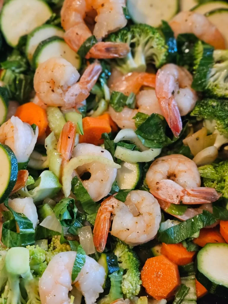 Przerywany post (Intermittent Fasting) nie jest z definicji szkodliwy dla kobiet w okresie okołomenopauzalnym, jednak jego skuteczność i tolerancja mogą różnić się w zależności od wieku oraz indywidualnych cech organizmu.

U kobiet w okresie perimenopauzy dochodzi do spadku poziomu estrogenów, co wiąże się ze zmianami w gospodarce energetycznej, większą tendencją do gromadzenia tkanki tłuszczowej w okolicy brzucha oraz utraty masy mięśniowej. ​Spadek estrogenów pogarsza wrażliwość tkanek na insulinę a kobiety zaczynają gorzej tolerować węglowodany.

Z tego względu strategie żywieniowe, które sprawdzały się w wieku 20, 30 czy nawet 40 lat, nie zawsze przynoszą takie same efekty w wieku lat 50 i później. W okresie menopauzy szczególnie ważna staje się odpowiednia podaż białka, a wielu ekspertów zaleca spożywanie większej jego ilości niż normy populacyjne.

U kobiet zbliżających się do 50tki zbyt długi post, a zwłaszcza pomijanie śniadania, może powodować coraz większy wzrost tego hormonu stresu. Przewlekły głód w połączeniu z brakiem snu, intensywnym treningiem i stresem drastycznie podnosi poziom kortyzolu. Wysoki kortyzol to z kolei sygnał dla organizmu do blokowania redukcji i gromadzenia tkanki tłuszczowej na brzuchu.

Najważniejsze jest dopasowanie sposobu odżywiania do wieku, stanu zdrowia, poziomu aktywności fizycznej i samopoczucia. Szczególnie korzystne wydają się: odpowiednia podaż białka, regularna aktywność siłowa, wystarczająca ilość snu, kontrola stresu oraz dieta dostarczająca wszystkich niezbędnych składników odżywczych.

Większość kobiet w okolicach 50 roku życia, z którymi pracuję, nie spożywa wystarczającej ilości białka, aby wspierać swoje zdrowie, sylwetkę i prawidłowe funkcjonowanie organizmu. Wiele kobiet próbuje stosować strategie żywieniowe popularne wśród mężczyzn, zapominając, że kobiecy organizm ma odmienną gospodarkę hormonalną i może inaczej reagować na te same metody żywieniowe.

Edukacja o tym, że kobiecy metabolizm potrzebuje odżywienia i poczucia bezpieczeństwa (niskiego kortyzolu), a nie permanentnego stresu i restrykcji, to klucz do sukcesu w opiece dietetycznej nad pacjentkami 45+.

#menopauzawzdrowiu #kobieta #zdrowenawyki

Pr