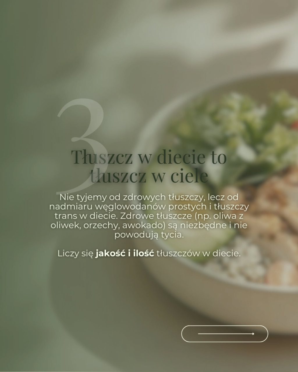 Powtarzana od lat narracja, że tłuszcze nasycone są złe i należy ich unikać, jest dużym zakłamaniem, a w praktyce (być może celowym...) wprowadzaniem ludzi w błąd. Problem polega na tym, że nauka nigdy jednoznacznie tego nie potwierdziła. Zalecenia te opierały się głównie na uproszczonym założeniu, że tłuszcze nasycone podnoszą poziom cholesterolu LDL, a ten zwiększa ryzyko chorób serca. Rzeczywistość jest jednak znacznie bardziej złożona.

Nie wszystkie tłuszcze nasycone działają tak samo, a ich wpływ na zdrowie w dużej mierze zależy od źródła oraz kontekstu, w jakim są spożywane. Osoby, których dieta obfituje w cukier i rafinowaną skrobię, rzeczywiście mogą odnieść korzyść z ograniczenia tłuszczów nasyconych. Natomiast u osób jedzących głównie produkty nieprzetworzone, naturalnie występujące tłuszcze nasycone nie stanowią problemu.

Warto pamiętać, że sięgając po tłuszcze nasycone pochodzące z pełnowartościowych produktów, takich jak mięso, jaja czy nabiał, nie spożywamy „czystego tłuszczu”. Produkty te dostarczają również białka, witamin, składników mineralnych oraz innych korzystnych kwasów tłuszczowych. Zupełnie inaczej wygląda sytuacja w przypadku żywności wysoko przetworzonej, gdzie tłuszcze nasycone często występują w towarzystwie dużych ilości cukru lub rafinowanej skrobi. To właśnie takie połączenie sprzyja gwałtownym wahaniom poziomu glukozy we krwi, nasileniu stanów zapalnych i pogorszeniu zdrowia metabolicznego.

Dodatkowo, poszczególne nasycone kwasy tłuszczowe różnią się swoim działaniem. Przykładem jest kwas stearynowy (C18:0), naturalnie obecny m.in. w wołowinie, jagnięcinie, kakao oraz produktach mlecznych. Nie podnosi on poziomu cholesterolu, a jego część ulega w organizmie przekształceniu w kwas oleinowy, jednonienasycony kwas tłuszczowy dominujący np. w oliwie z oliwek.

Ostatecznie wpływ tłuszczów nasyconych na zdrowie nie zależy od pojedynczego składnika, lecz od kompozycji całego posiłku oraz długoterminowego sposobu odżywiania. Dobrze ilustruje to proste porównanie: stek z warzywami i brązowym ryżem kontra stek z frytkami i słodzonym napojem. Ten sam tłuszcz nasycony, a zupełnie inne konsekwencje zdrowotne.

#zdrowetłuszcze #zdrowie #mit