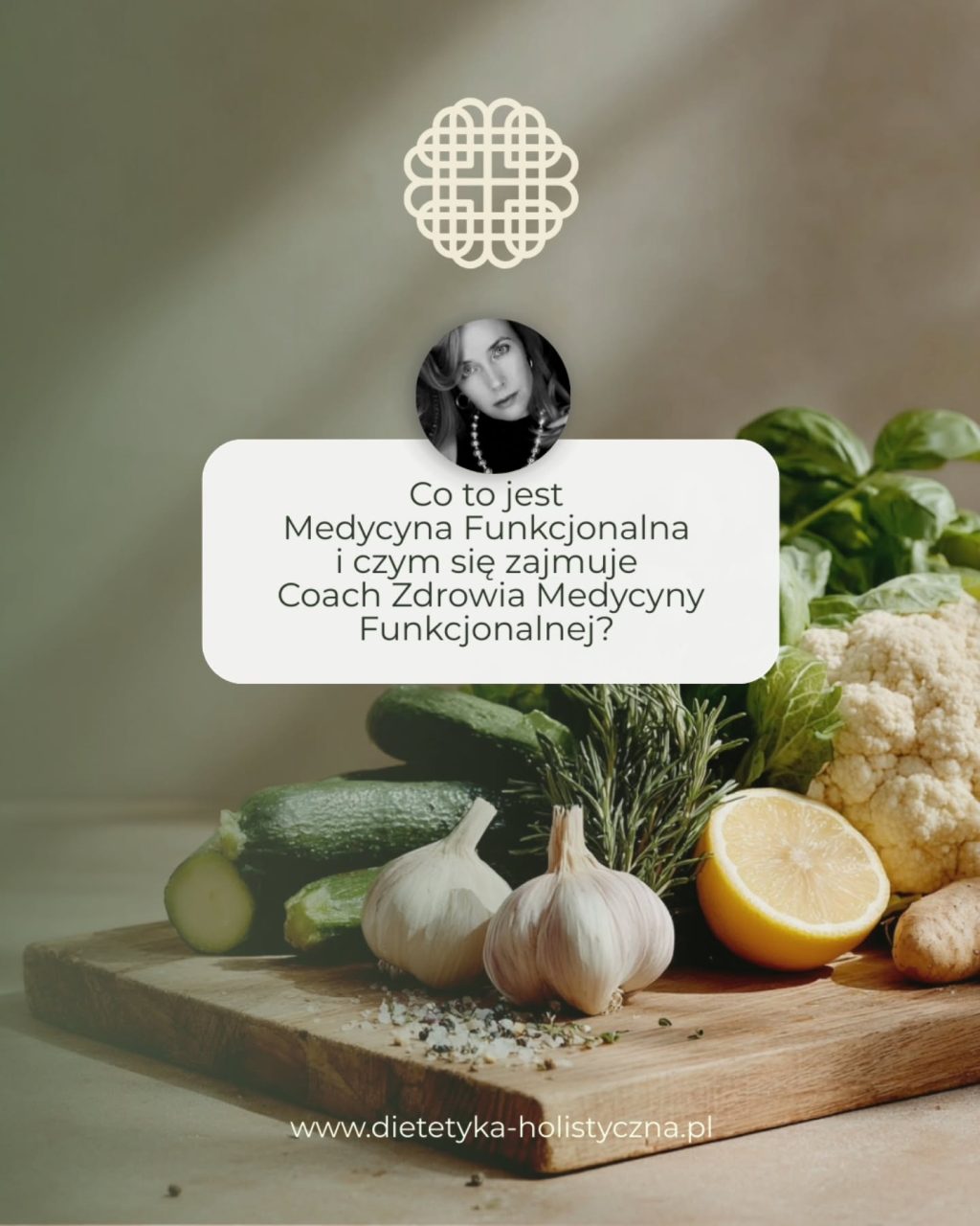 🌿Współczesny model opieki zdrowotnej w niewystarczającym stopniu uwzględnia przyczyny chorób przewlekłych oraz nie oferuje kompleksowych rozwiązań w tym zakresie. Medycyna funkcjonalna opiera się na holistycznym i zintegrowanym podejściu do profilaktyki zdrowotnej, leczenia oraz poprawy dobrostanu. Koncentruje się na identyfikowaniu i eliminowaniu pierwotnych przyczyn chorób, a także na przywracaniu prawidłowego funkcjonowania organizmu poprzez indywidualnie dopasowane podejście do pacjenta, stanowiąc istotne uzupełnienie dla medycyny konwencjonalnej. 

🌿Wprowadzanie trwałych zmian w stylu życia bywa dla wielu osób wyzwaniem. W tym procesie ważną rolę odgrywa Coach zdrowia Medycyny Funkcjonalnej - specjalista, który wspiera, motywuje i prowadzi klientów w drodze do poprawy zdrowia. W swojej pracy wykorzystuje nowoczesne, oparte na dowodach naukowych metody, pomagając zmniejszyć rozdźwięk między wiedzą o tym, co sprzyja zdrowiu, a realną zdolnością do wdrażania i utrzymywania korzystnych zmian.

🌿Coaching zdrowotny Medycyny Funkcjonalnej jest procesem partnerskiej współpracy między coachem a klientem, którego celem jest poprawa ogólnego stanu zdrowia i jakości życia poprzez wprowadzanie trwałych, pozytywnych zmian w codziennych nawykach. Łączy on zasady medycyny funkcjonalnej z narzędziami coachingowymi oraz elementami psychologii pozytywnej, wspierając klientów w budowaniu trwałych fundamentów zdrowia i dobrostanu.

🌿Functional Medicine Coaching Academy (FMCA) to międzynarodowa szkoła kształcąca coachów zdrowia w podejściu medycyny funkcjonalnej. Jest jedynym zawodowym programem, który powstał we współpracy z The Institute for Functional Medicine oraz zatwierdzonym przez organizacje certyfikujące coachów zdrowia, takie jak National Board for Health & Wellness Coaching.

🌿FMCA to jedna z najbardziej rozpoznawalnych szkół kształcących coachów zdrowia w nurcie medycyny funkcjonalnej na świecie. Jest wyróżniona za najwyższą jakość edukacji, kompleksowy i profesjonalny program w tej dziedzinie, a jego absolwenci pracują w wielu krajach, zarówno w prywatnej praktyce, jak i w zespołach medycznych. 

🌿Jestem dumna, że jestem częścią programu i społeczności FMCA.