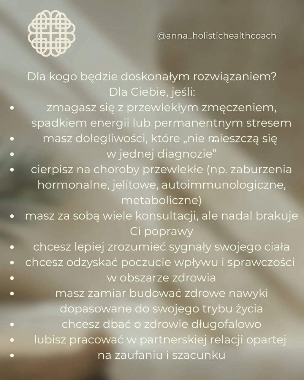 🌿Współczesny model opieki zdrowotnej w niewystarczającym stopniu uwzględnia przyczyny chorób przewlekłych oraz nie oferuje kompleksowych rozwiązań w tym zakresie. Medycyna funkcjonalna opiera się na holistycznym i zintegrowanym podejściu do profilaktyki zdrowotnej, leczenia oraz poprawy dobrostanu. Koncentruje się na identyfikowaniu i eliminowaniu pierwotnych przyczyn chorób, a także na przywracaniu prawidłowego funkcjonowania organizmu poprzez indywidualnie dopasowane podejście do pacjenta, stanowiąc istotne uzupełnienie dla medycyny konwencjonalnej. 

🌿Wprowadzanie trwałych zmian w stylu życia bywa dla wielu osób wyzwaniem. W tym procesie ważną rolę odgrywa Coach zdrowia Medycyny Funkcjonalnej - specjalista, który wspiera, motywuje i prowadzi klientów w drodze do poprawy zdrowia. W swojej pracy wykorzystuje nowoczesne, oparte na dowodach naukowych metody, pomagając zmniejszyć rozdźwięk między wiedzą o tym, co sprzyja zdrowiu, a realną zdolnością do wdrażania i utrzymywania korzystnych zmian.

🌿Coaching zdrowotny Medycyny Funkcjonalnej jest procesem partnerskiej współpracy między coachem a klientem, którego celem jest poprawa ogólnego stanu zdrowia i jakości życia poprzez wprowadzanie trwałych, pozytywnych zmian w codziennych nawykach. Łączy on zasady medycyny funkcjonalnej z narzędziami coachingowymi oraz elementami psychologii pozytywnej, wspierając klientów w budowaniu trwałych fundamentów zdrowia i dobrostanu.

🌿Functional Medicine Coaching Academy (FMCA) to międzynarodowa szkoła kształcąca coachów zdrowia w podejściu medycyny funkcjonalnej. Jest jedynym zawodowym programem, który powstał we współpracy z The Institute for Functional Medicine oraz zatwierdzonym przez organizacje certyfikujące coachów zdrowia, takie jak National Board for Health & Wellness Coaching.

🌿FMCA to jedna z najbardziej rozpoznawalnych szkół kształcących coachów zdrowia w nurcie medycyny funkcjonalnej na świecie. Jest wyróżniona za najwyższą jakość edukacji, kompleksowy i profesjonalny program w tej dziedzinie, a jego absolwenci pracują w wielu krajach, zarówno w prywatnej praktyce, jak i w zespołach medycznych. 

🌿Jestem dumna, że jestem częścią programu i społeczności FMCA.