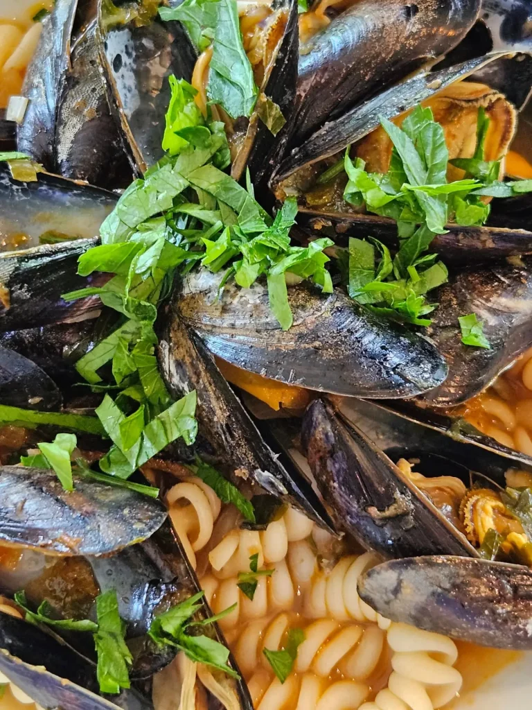 Przerywany post (Intermittent Fasting) nie jest z definicji szkodliwy dla kobiet w okresie okołomenopauzalnym, jednak jego skuteczność i tolerancja mogą różnić się w zależności od wieku oraz indywidualnych cech organizmu.

U kobiet w okresie perimenopauzy dochodzi do spadku poziomu estrogenów, co wiąże się ze zmianami w gospodarce energetycznej, większą tendencją do gromadzenia tkanki tłuszczowej w okolicy brzucha oraz utraty masy mięśniowej. ​Spadek estrogenów pogarsza wrażliwość tkanek na insulinę a kobiety zaczynają gorzej tolerować węglowodany.

Z tego względu strategie żywieniowe, które sprawdzały się w wieku 20, 30 czy nawet 40 lat, nie zawsze przynoszą takie same efekty w wieku lat 50 i później. W okresie menopauzy szczególnie ważna staje się odpowiednia podaż białka, a wielu ekspertów zaleca spożywanie większej jego ilości niż normy populacyjne.

U kobiet zbliżających się do 50tki zbyt długi post, a zwłaszcza pomijanie śniadania, może powodować coraz większy wzrost tego hormonu stresu. Przewlekły głód w połączeniu z brakiem snu, intensywnym treningiem i stresem drastycznie podnosi poziom kortyzolu. Wysoki kortyzol to z kolei sygnał dla organizmu do blokowania redukcji i gromadzenia tkanki tłuszczowej na brzuchu.

Najważniejsze jest dopasowanie sposobu odżywiania do wieku, stanu zdrowia, poziomu aktywności fizycznej i samopoczucia. Szczególnie korzystne wydają się: odpowiednia podaż białka, regularna aktywność siłowa, wystarczająca ilość snu, kontrola stresu oraz dieta dostarczająca wszystkich niezbędnych składników odżywczych.

Większość kobiet w okolicach 50 roku życia, z którymi pracuję, nie spożywa wystarczającej ilości białka, aby wspierać swoje zdrowie, sylwetkę i prawidłowe funkcjonowanie organizmu. Wiele kobiet próbuje stosować strategie żywieniowe popularne wśród mężczyzn, zapominając, że kobiecy organizm ma odmienną gospodarkę hormonalną i może inaczej reagować na te same metody żywieniowe.

Edukacja o tym, że kobiecy metabolizm potrzebuje odżywienia i poczucia bezpieczeństwa (niskiego kortyzolu), a nie permanentnego stresu i restrykcji, to klucz do sukcesu w opiece dietetycznej nad pacjentkami 45+.

#menopauzawzdrowiu #kobieta #zdrowenawyki

Pr