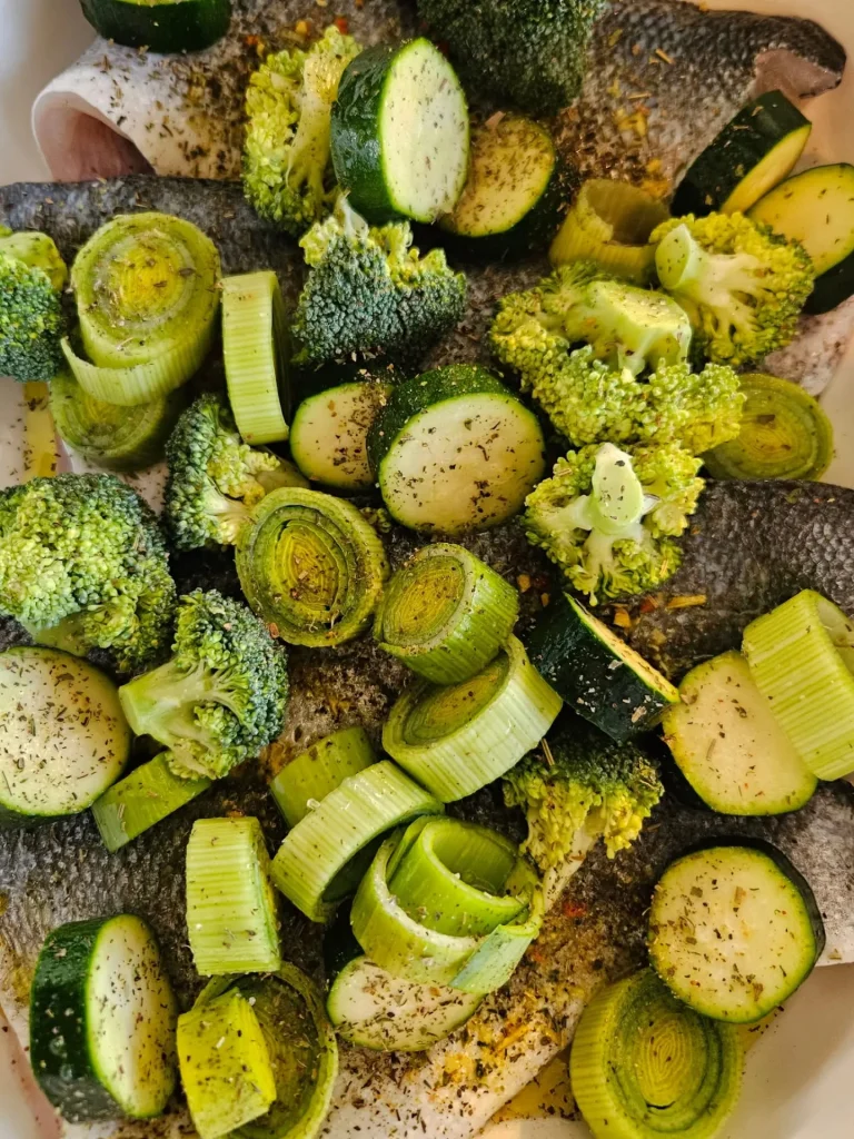 Przerywany post (Intermittent Fasting) nie jest z definicji szkodliwy dla kobiet w okresie okołomenopauzalnym, jednak jego skuteczność i tolerancja mogą różnić się w zależności od wieku oraz indywidualnych cech organizmu.

U kobiet w okresie perimenopauzy dochodzi do spadku poziomu estrogenów, co wiąże się ze zmianami w gospodarce energetycznej, większą tendencją do gromadzenia tkanki tłuszczowej w okolicy brzucha oraz utraty masy mięśniowej. ​Spadek estrogenów pogarsza wrażliwość tkanek na insulinę a kobiety zaczynają gorzej tolerować węglowodany.

Z tego względu strategie żywieniowe, które sprawdzały się w wieku 20, 30 czy nawet 40 lat, nie zawsze przynoszą takie same efekty w wieku lat 50 i później. W okresie menopauzy szczególnie ważna staje się odpowiednia podaż białka, a wielu ekspertów zaleca spożywanie większej jego ilości niż normy populacyjne.

U kobiet zbliżających się do 50tki zbyt długi post, a zwłaszcza pomijanie śniadania, może powodować coraz większy wzrost tego hormonu stresu. Przewlekły głód w połączeniu z brakiem snu, intensywnym treningiem i stresem drastycznie podnosi poziom kortyzolu. Wysoki kortyzol to z kolei sygnał dla organizmu do blokowania redukcji i gromadzenia tkanki tłuszczowej na brzuchu.

Najważniejsze jest dopasowanie sposobu odżywiania do wieku, stanu zdrowia, poziomu aktywności fizycznej i samopoczucia. Szczególnie korzystne wydają się: odpowiednia podaż białka, regularna aktywność siłowa, wystarczająca ilość snu, kontrola stresu oraz dieta dostarczająca wszystkich niezbędnych składników odżywczych.

Większość kobiet w okolicach 50 roku życia, z którymi pracuję, nie spożywa wystarczającej ilości białka, aby wspierać swoje zdrowie, sylwetkę i prawidłowe funkcjonowanie organizmu. Wiele kobiet próbuje stosować strategie żywieniowe popularne wśród mężczyzn, zapominając, że kobiecy organizm ma odmienną gospodarkę hormonalną i może inaczej reagować na te same metody żywieniowe.

Edukacja o tym, że kobiecy metabolizm potrzebuje odżywienia i poczucia bezpieczeństwa (niskiego kortyzolu), a nie permanentnego stresu i restrykcji, to klucz do sukcesu w opiece dietetycznej nad pacjentkami 45+.

#menopauzawzdrowiu #kobieta #zdrowenawyki

Pr
