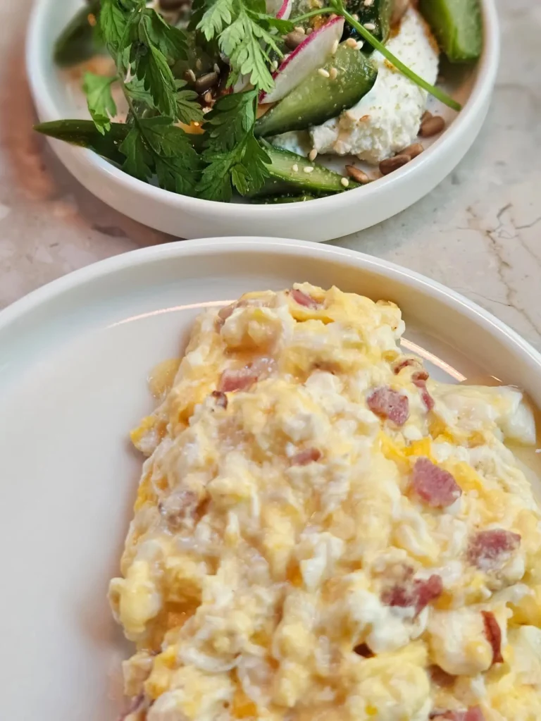 Przerywany post (Intermittent Fasting) nie jest z definicji szkodliwy dla kobiet w okresie okołomenopauzalnym, jednak jego skuteczność i tolerancja mogą różnić się w zależności od wieku oraz indywidualnych cech organizmu.

U kobiet w okresie perimenopauzy dochodzi do spadku poziomu estrogenów, co wiąże się ze zmianami w gospodarce energetycznej, większą tendencją do gromadzenia tkanki tłuszczowej w okolicy brzucha oraz utraty masy mięśniowej. ​Spadek estrogenów pogarsza wrażliwość tkanek na insulinę a kobiety zaczynają gorzej tolerować węglowodany.

Z tego względu strategie żywieniowe, które sprawdzały się w wieku 20, 30 czy nawet 40 lat, nie zawsze przynoszą takie same efekty w wieku lat 50 i później. W okresie menopauzy szczególnie ważna staje się odpowiednia podaż białka, a wielu ekspertów zaleca spożywanie większej jego ilości niż normy populacyjne.

U kobiet zbliżających się do 50tki zbyt długi post, a zwłaszcza pomijanie śniadania, może powodować coraz większy wzrost tego hormonu stresu. Przewlekły głód w połączeniu z brakiem snu, intensywnym treningiem i stresem drastycznie podnosi poziom kortyzolu. Wysoki kortyzol to z kolei sygnał dla organizmu do blokowania redukcji i gromadzenia tkanki tłuszczowej na brzuchu.

Najważniejsze jest dopasowanie sposobu odżywiania do wieku, stanu zdrowia, poziomu aktywności fizycznej i samopoczucia. Szczególnie korzystne wydają się: odpowiednia podaż białka, regularna aktywność siłowa, wystarczająca ilość snu, kontrola stresu oraz dieta dostarczająca wszystkich niezbędnych składników odżywczych.

Większość kobiet w okolicach 50 roku życia, z którymi pracuję, nie spożywa wystarczającej ilości białka, aby wspierać swoje zdrowie, sylwetkę i prawidłowe funkcjonowanie organizmu. Wiele kobiet próbuje stosować strategie żywieniowe popularne wśród mężczyzn, zapominając, że kobiecy organizm ma odmienną gospodarkę hormonalną i może inaczej reagować na te same metody żywieniowe.

Edukacja o tym, że kobiecy metabolizm potrzebuje odżywienia i poczucia bezpieczeństwa (niskiego kortyzolu), a nie permanentnego stresu i restrykcji, to klucz do sukcesu w opiece dietetycznej nad pacjentkami 45+.

#menopauzawzdrowiu #kobieta #zdrowenawyki

Pr