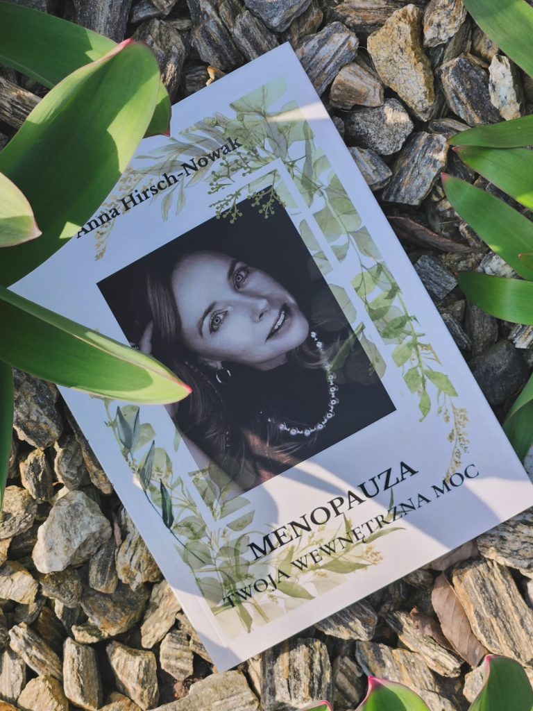 Dla kogo napisałam poradnik "Menopauza -Twoja wewnętrza Moc"?

Dla Ciebie 💚💚💚

Dla kobiet, które czują się zagubione, przestraszone, przytłoczone lub potrzebują uporządkowanej i rzetelnej wiedzy na temat menopauzy. Dla tych, które bardzo potrzebują wsparcia, ale go nie otrzymują.

Dla moich klientek, które przychodzą do gabinetu i mówią, że nie potrafią się odnaleźć w chaosie informacyjnym i naprawdę już nie wiedzą co się dzieje z ich organizmami. Chodzą od lekarza do lekarza, ale nic się nie zmienia...

Często są zaskoczone, że objawy, z którymi przychodzą, to po prostu zbliżająca się menopauza. Im szybciej się nimi zaopiekujesz, tym łagodniej przejdziesz przez ten etap życia.

Kobiety, które mają trudności z utrzymaniem wagi, kłopoty ze snem, ale też z emocjami i wewnętrzną motywacją, znajdą tutaj wiele cennych wskazówek. 

Kobiety bardziej świadome również odnajdą wartość w tym poradniku, gdyż zawiera on najważniejsze i uporządkowane informacje na temat badań, diety oraz poprawy ogólnego dobrostanu.

Ten poradnik jest dla Ciebie, abyś dowiedziała się z niego, jak świadomie i z należytą uważnością, przygotować się do menopauzy, aby przeżyć ją w zdrowiu, harmonii i z dojrzałą radością.

Jest on też zaproszeniem, abyś w tym szczególnym okresie życia, zatrzymała się i spojrzała wewnętrz siebie, zaopiekowała się sobą i swoimi potrzebami, w mądry i refleksyjny sposób.

Abyś odkryła nową jakość życia i cieszyła się jego każdą chwilą oraz wykorzystała możliwości, które przynosi ten wyjątkowy czas.

Przeczytanie poradnika to pierwszy krok w Twojej podróży w głąb siebie. Kolejny to oczywiście praca nad zmianą nawyków...

Wiem, że jest Ci ciężko i że czujesz się samotna. Wiem, że potrzebujesz wsparcia, ale nikt Ciebie nie rozumie. Wiem, że dużo dźwigasz i jak bardzo jest to wyczerpujące... Wiem...

Jestem tutaj, aby Ci pomóc.
Przejdziemy przez ten etap razem. 
Zapraszam serdecznie 🍀🍀🍀

Poradnik można zakupić przez moją stronę www.dietetyka-holistyczna.pl lub przez link w bio. Jest też dostępna na stronie Empiku oraz bezpośrednio u mnie w gabinecie.
Możesz też napisać do mnie, wyślę wtedy bezpośrednio do Ciebie. 

Ściskam Ciebie 💚
Ania
